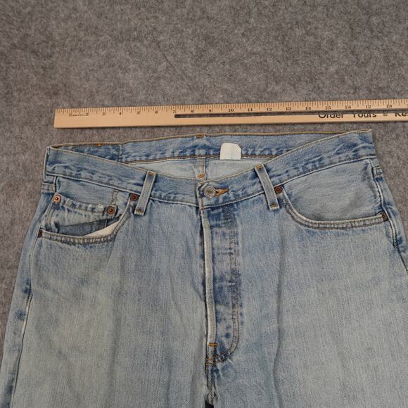 Vintage Levi's Jeans Mens 36x29 501 Button Fly Light Wash Denim 100% Cotton - Picture 2 of 13